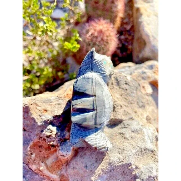 Zuni Standing Bear Fetish 2.5" x 1.25" Marble with Turquoise Eyes Hand Carved - Picture 5 of 8